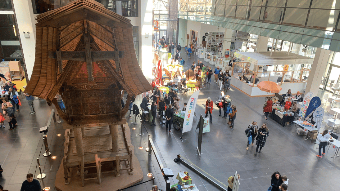 Ein Teil der FeriencampMesse unter dem beeindruckenden Reisspeicher im Rautenstrauch-Joest-Museum © Sue Herrmann/Känguru Colonia Verlag